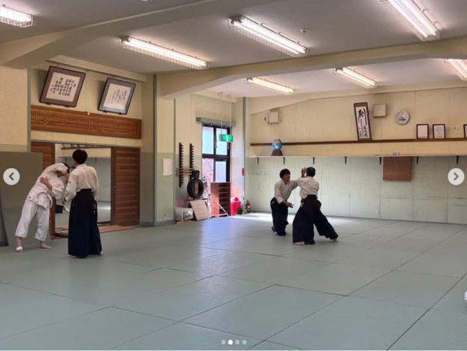 無限館の体育館に畳を敷き、武道の稽古をしている様子