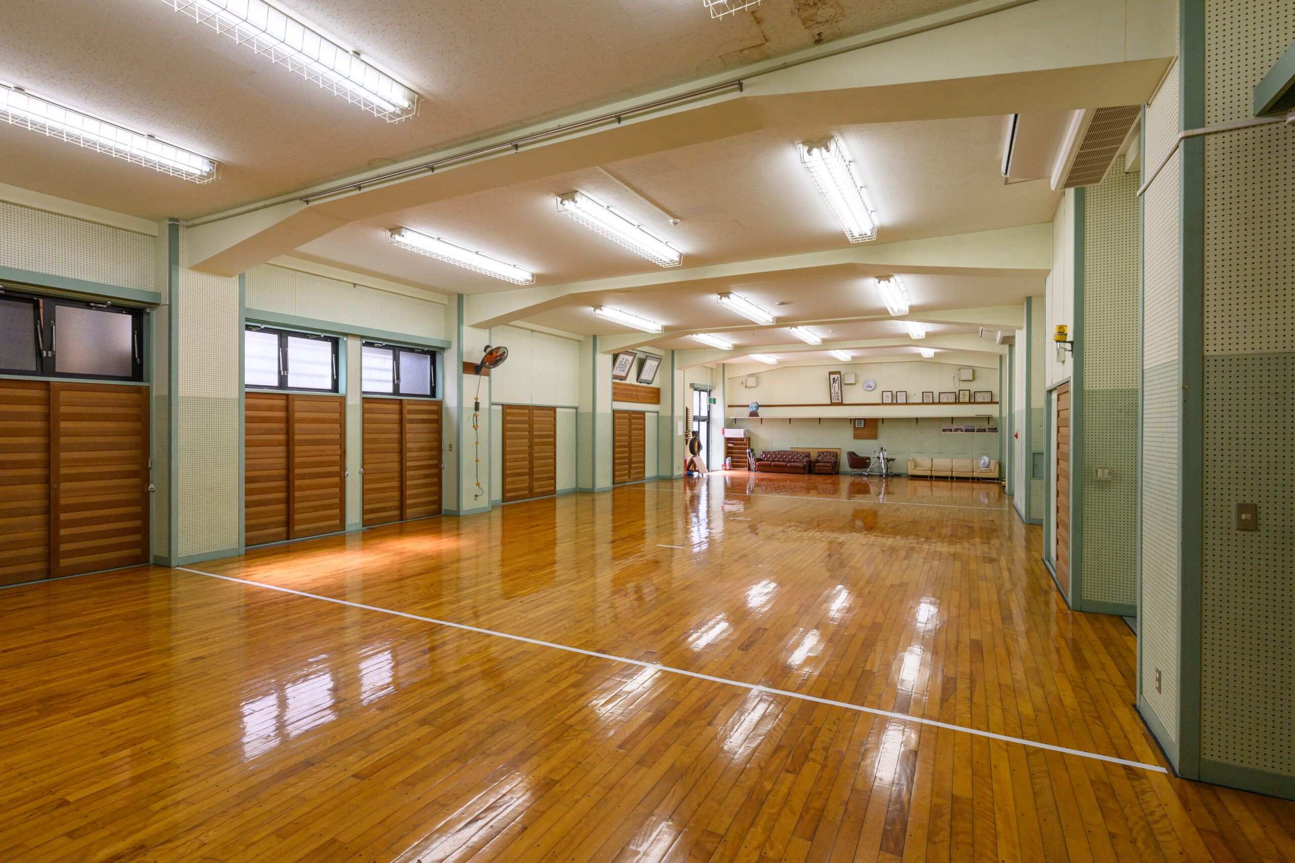 無限館の板張り体育館兼武道場