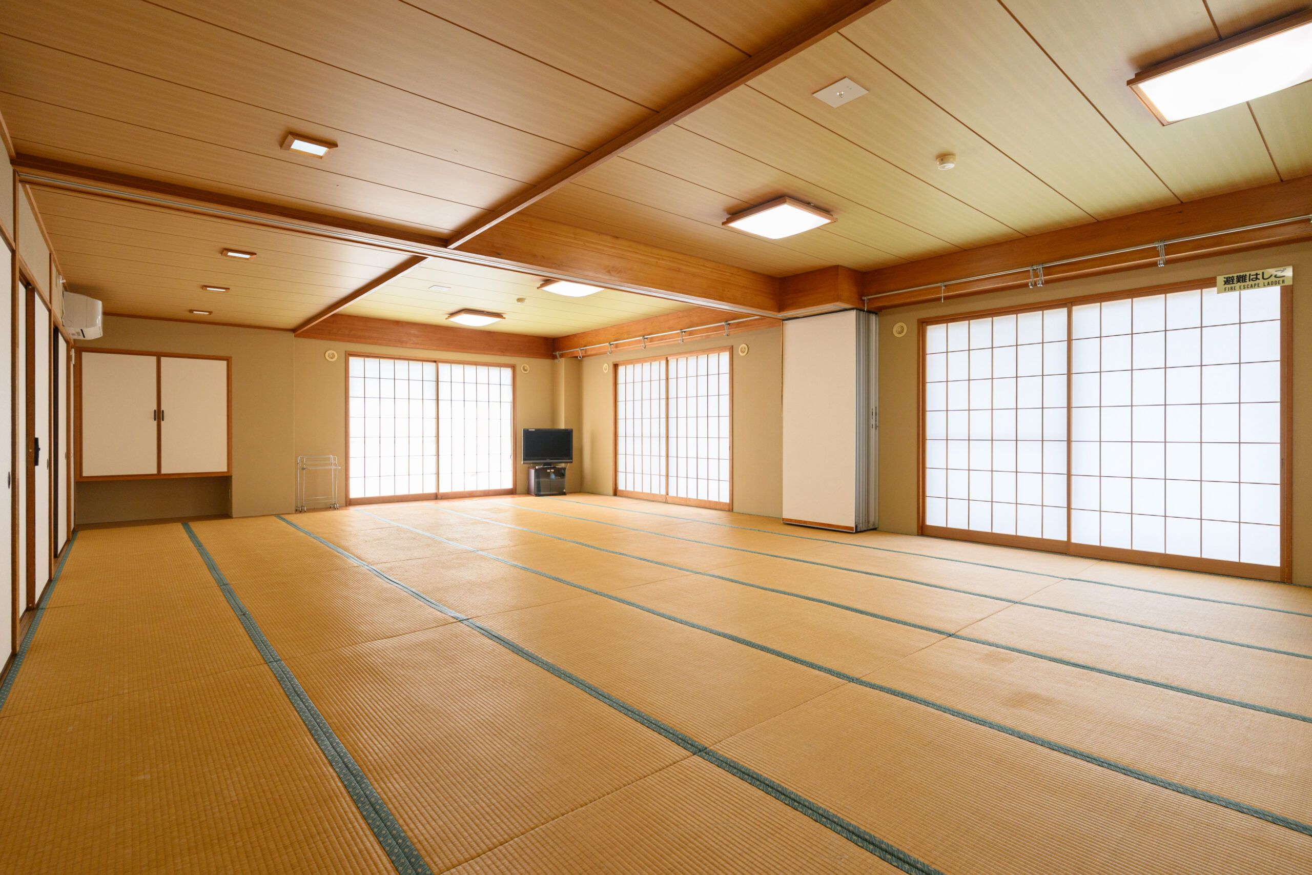 約30名の宿泊にも対応する無限館の大広間
